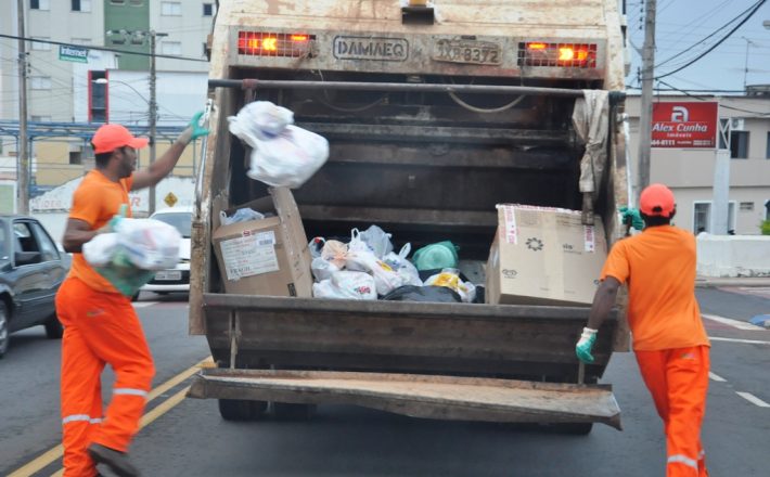 Prefeito decide terceirizar sistema de coleta de lixo para melhorar o serviço