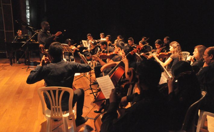 Alunos da Escola Municipal de Música se apresentam no Teatro Municipal