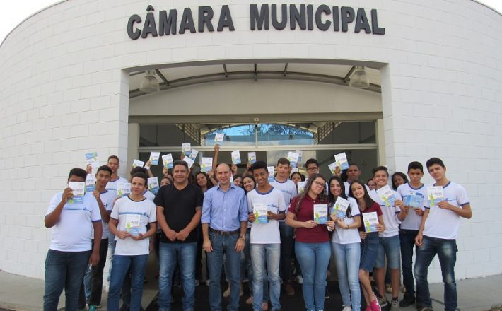 Câmara Municipal de Araxá recebe alunos do Polivalente