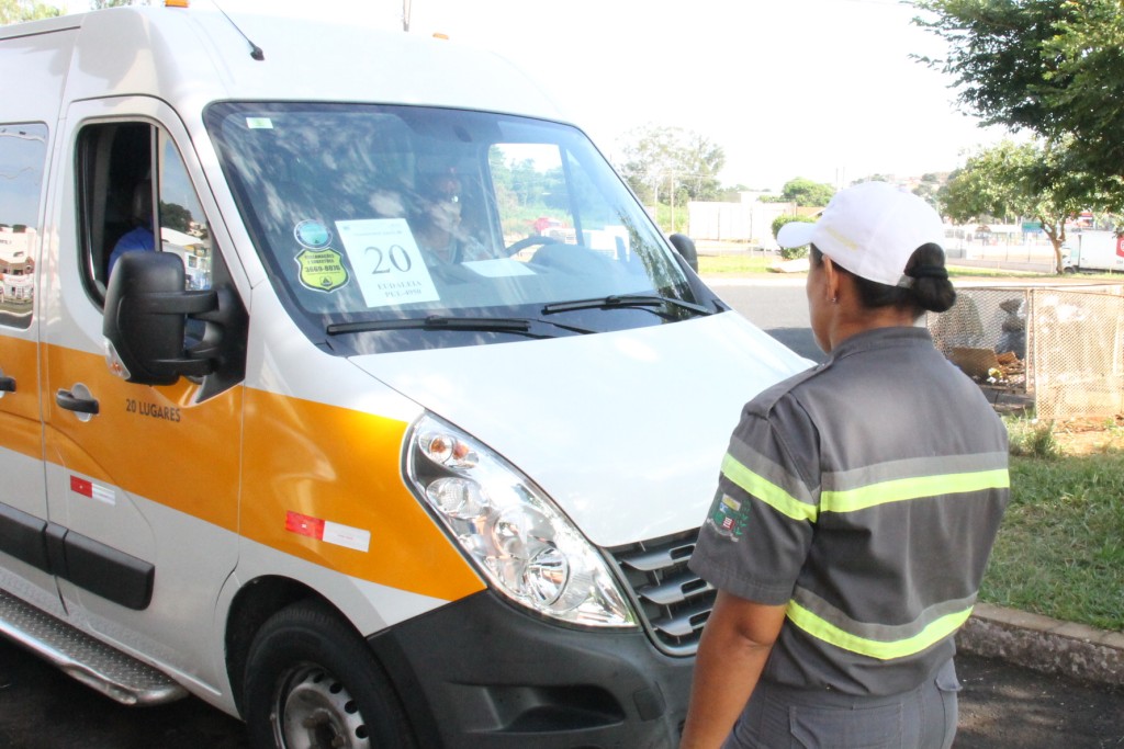 Vans escolares da rede municipal passam por vistoria semestral