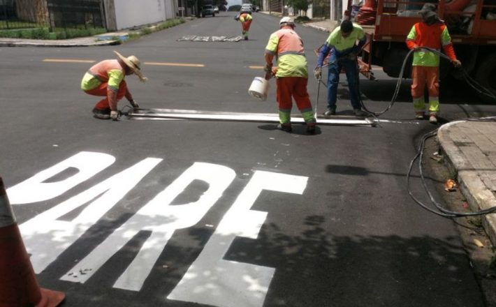 Prefeitura inicia serviço de sinalização nas ruas e avenidas