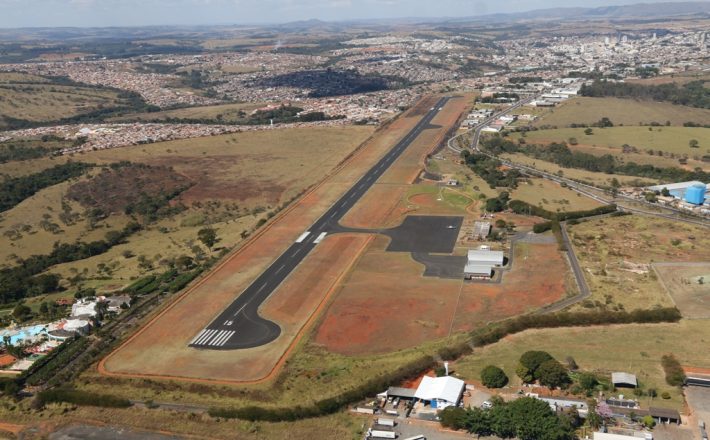 Pista do aeroporto regional de Araxá recebe limpeza