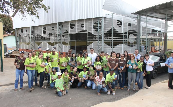 Adolescentes mobilizam a comunidade para inauguração do Feirão do Povo com entrega de mudas