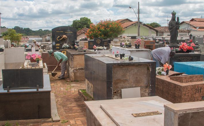 Cemitérios passam por limpeza geral para o Dia de Finados