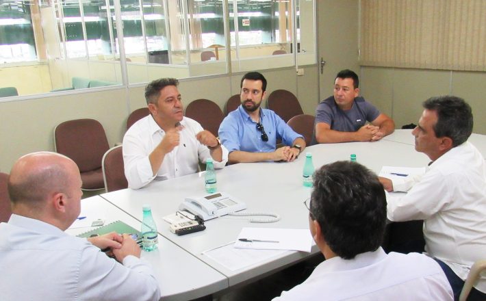 Vereadores Robson Magela e Raphael Rios se reúnem com prestadora de serviços da CBMM e cobram uso de mão de obra de Araxá