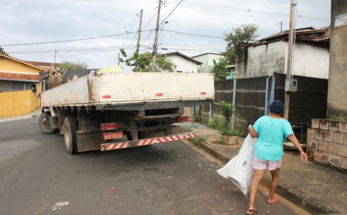 Ação preventiva: Prefeitura recolhe quatro toneladas de entulhos nos bairros da cidade