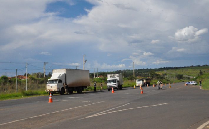 Prefeitura fiscaliza trânsito de veículos pesados na cidade