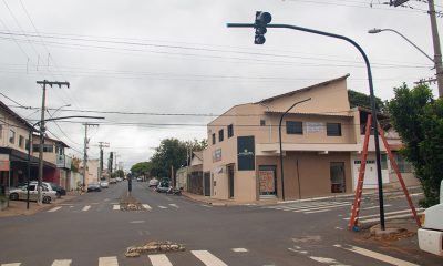 Prefeitura instala semáforo no bairro Santo Antônio