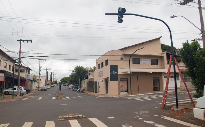 Prefeitura instala semáforo no bairro Santo Antônio
