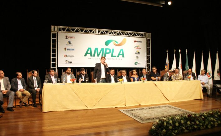Prefeito Aracely participa de cerimônia de posse da nova mesa diretora da Ampla