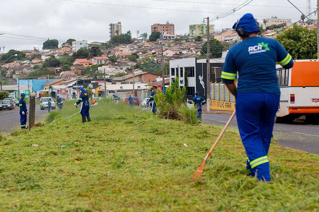 Empresa ganha licitação e começa de imediato serviços de capina e poda em Araxá