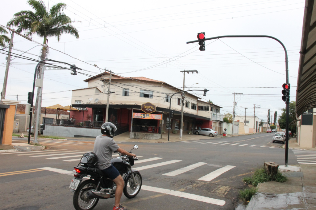 Semáforo da rua Terêncio Pereira em pleno funcionamento