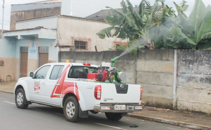 Carro fumacê percorre bairros de Araxá