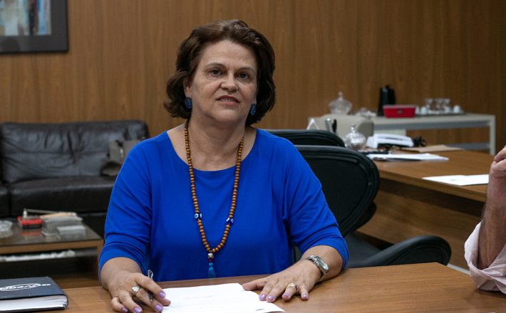 Prefeito Aracely assina nomeação da nova Secretária de Educação