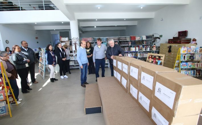 Biblioteca Municipal Viriato Correa recebe livros doados pelo idealizador do Fliaraxá