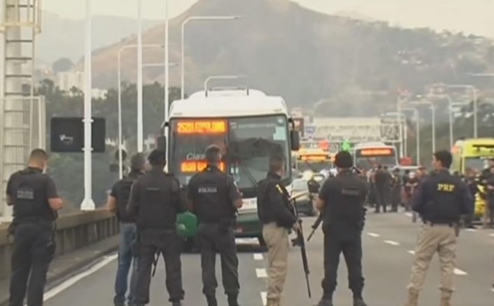 Sequestrador de ônibus no Rio de Janeiro é morto por atiradores de elite