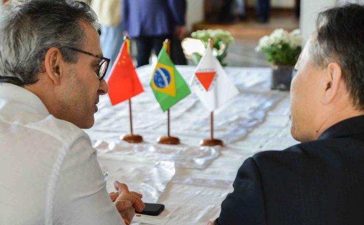 Romeu Zema negocia cooperação econômica e comercial com a China em encontro no Norte de Minas