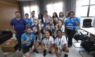 Prefeito Aracely recebe atletas de vôlei do projeto Meninas de Ouro