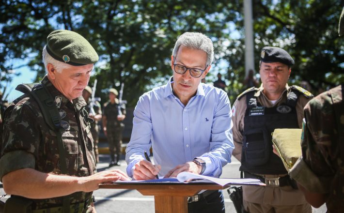 Romeu Zema participa de cerimônia de doação de 450 fuzis do Exército para Polícia Militar