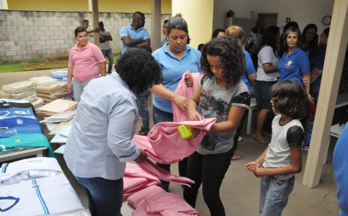 Prefeitura entrega roupas, uniformes e objetos de uso pessoal para os atendidos na Casa Lar, Casa Abrigo