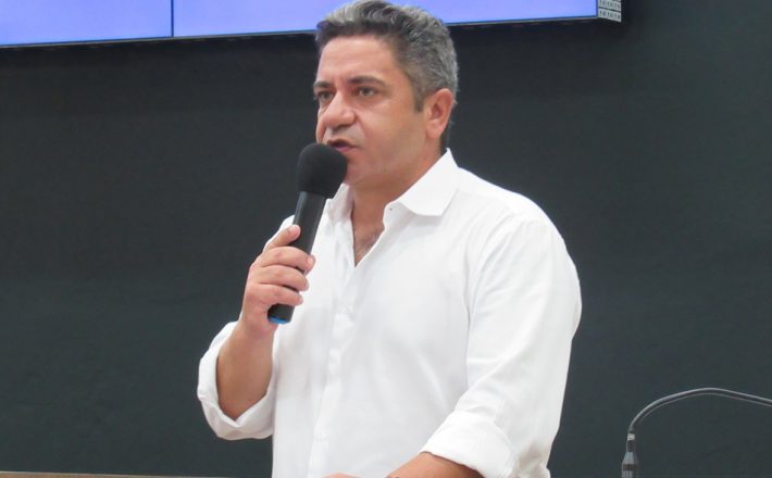 Robson Magela cobra Prefeitura sobre férias dos servidores municipais
