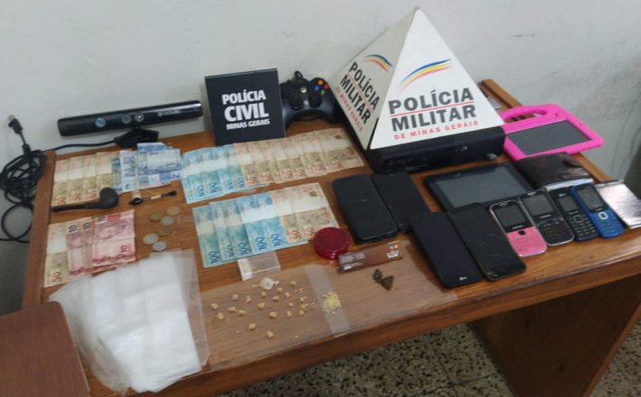Em ação conjunta, Polícia Militar e Polícia Civil cumprem mandado de busca de apreensão, apreendem diversos objetos e prendem autores em Campos Altos