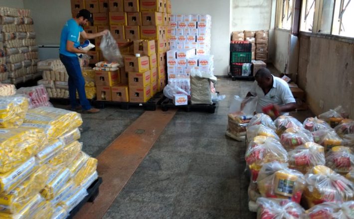 Prefeitura doa alimentos para famílias de alunos carentes