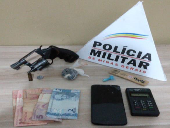 Polícia Militar prende autores por tráfico e consumo de drogas e apreende arma de fogo e drogas em Araxá