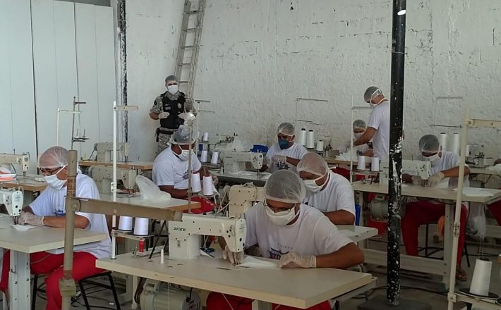 Mão de obra prisional reforça produção de máscaras