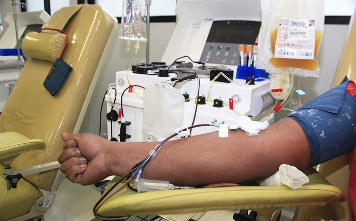 Hemominas recebe primeiro voluntário de doação de plasma para tratamento da covid-19