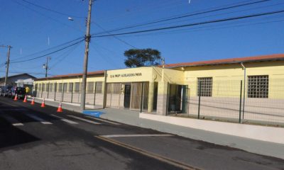 Prédio da Escola Auxiliadora Paiva recebeu ampla reforma e foi reinaugurado pela Prefeitura