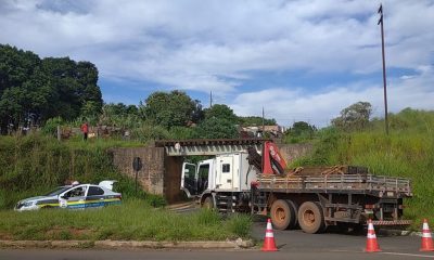 Trânsito interrompido no pontilhão do bairro Serra Morena para manutenção de via férrea