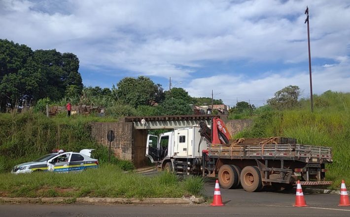 Trânsito interrompido no pontilhão do bairro Serra Morena para manutenção de via férrea