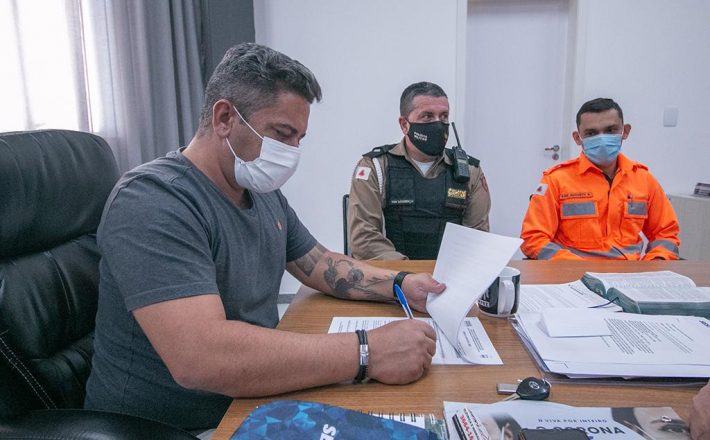 Prefeito assina acordo de cooperação mútua com Bombeiros e Polícia Militar Rodoviária