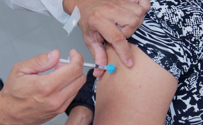Estoque de vacinas da Pfizer esgota e imunização de pessoas a partir de 45 anos com comorbidades é suspensa
