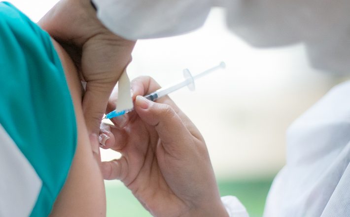 Vacinação continua nesta quinta para grávidas e puérperas a partir de 25 anos e pessoas com comorbidades exclusivamente na Unisa