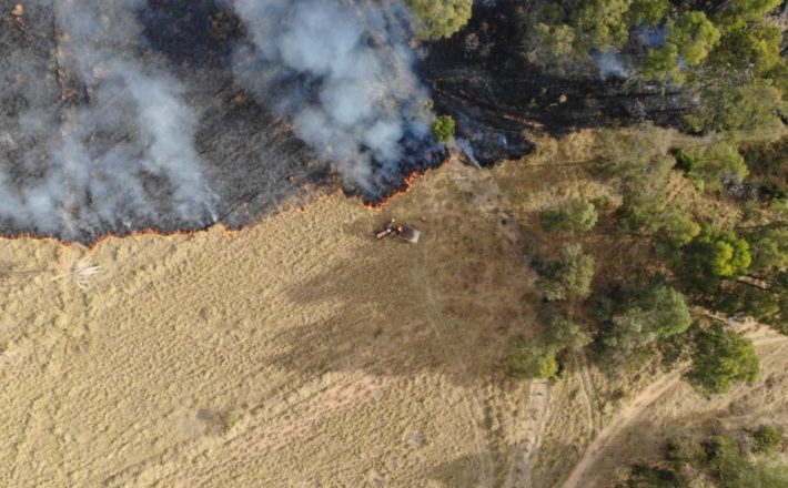 Bombeiros combatem incêndio florestal de grandes proporções em Araxá