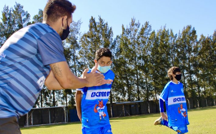 Não é só futebol: Projeto Lobinho prepara crianças para fase adulta