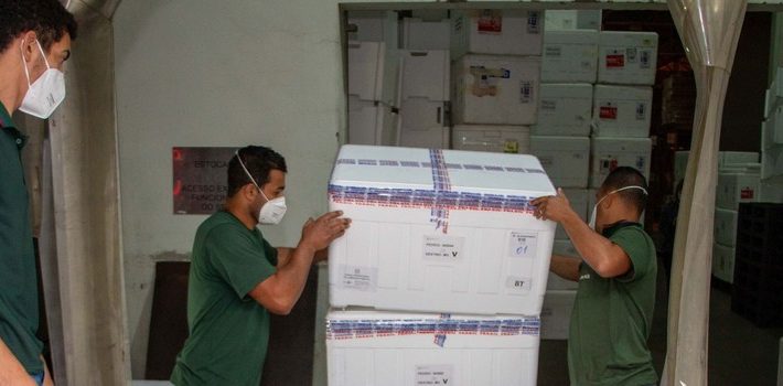 Minas distribui mais de 641 mil doses de vacinas contra a covid-19