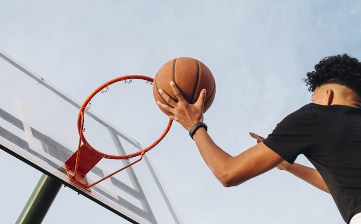 Parceria oferta aulas gratuitas de basquete para alunos da rede pública de Araxá