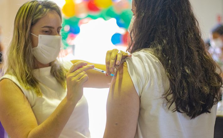 Araxá vacina adolescentes de 16 anos sem comorbidades nesta quarta