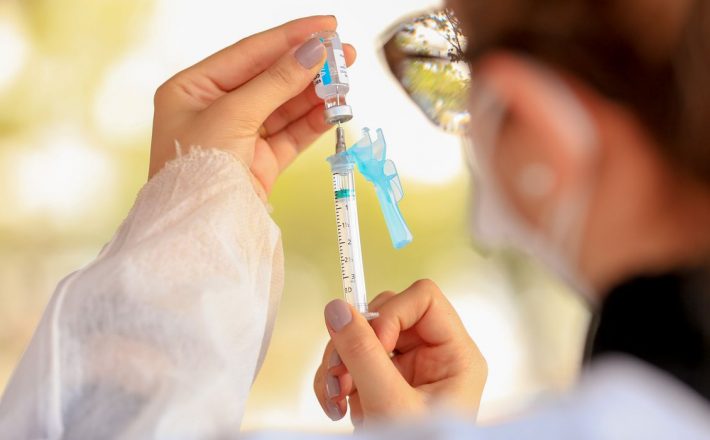 Minas chega a 70% do público-alvo da imunização contra covid-19 completamente vacinado