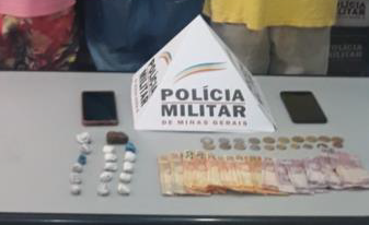 POLÍCIA MILITAR PRENDE AUTORES E APREENDE DROGAS EM ARAXÁ/MG