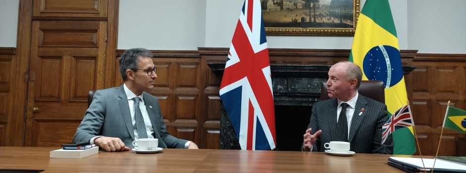 Romeu Zema debate parcerias e negócios com representante do governo britânico