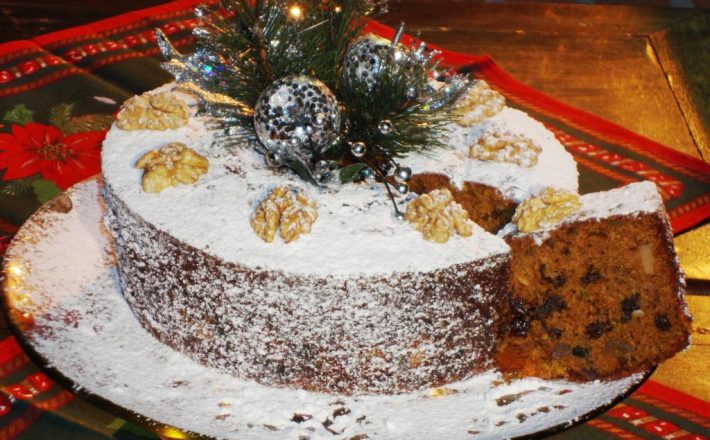 Saiba como fazer um bolo natalino como opção mais saudável e barata ao panetone tradicional
