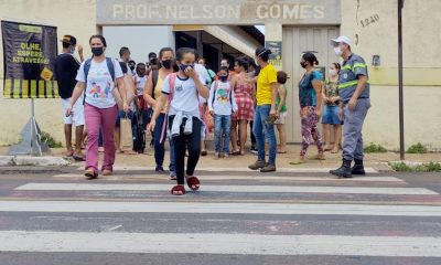 Campanha pelo uso das faixas de pedestres percorre escolas e bairros de Araxá