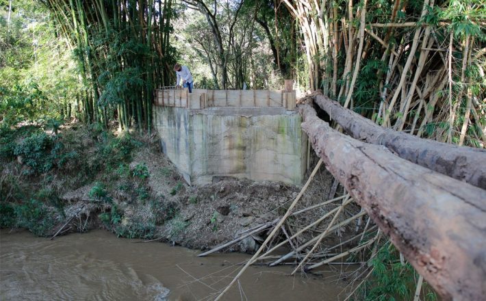 Nova estrutura da Ponte Queimada começa a ser construída sobre o Rio Tamanduá