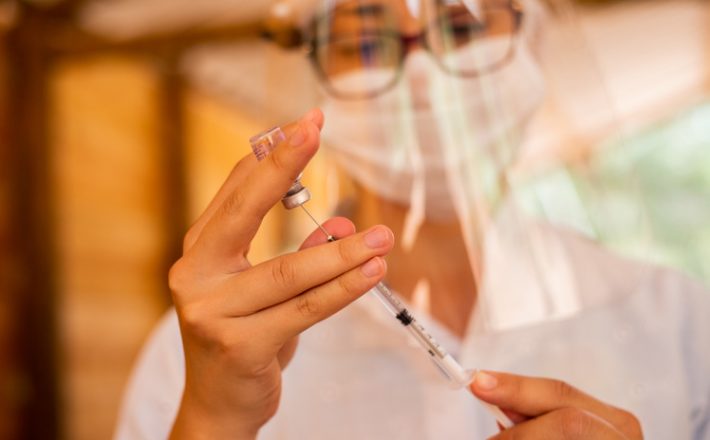 Estado intensifica campanha para reforço da vacinação contra covid-19 e destaca perigo da ômicron