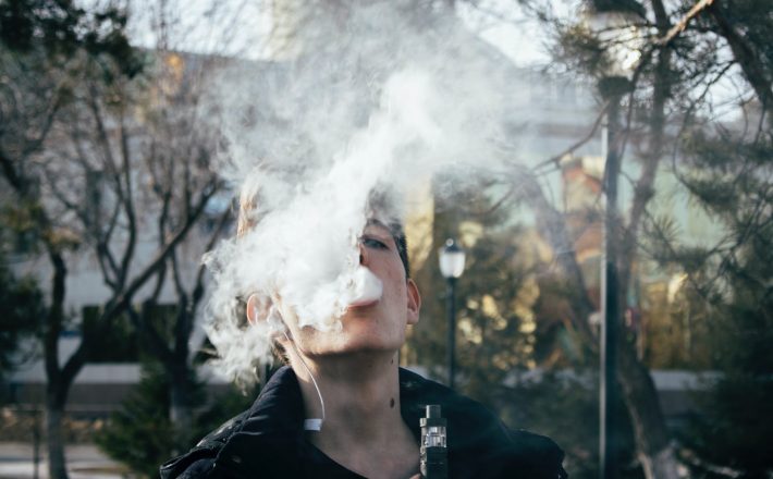 Uso de cigarros eletrônicos evidencia busca pela fama e prejudica saúde e carreiras