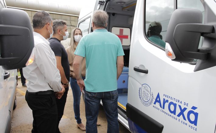 Araxá recebe duas novas ambulâncias para transporte de pacientes